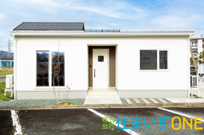 【外観】 | 【新築分譲住宅】　山形市飯塚町　平屋建て | 太陽光パネルや家具・外構付き分譲住宅です♪