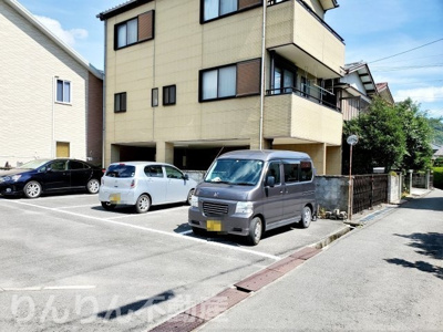【駐車場】 | ヴィラ内浜 | 車をお持ちの方に嬉しい駐車場付きの物件です