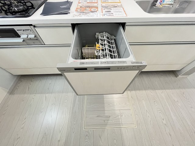 【キッチン】 | 福岡市南区和田2丁目1期　1号棟（全2棟）【仲介手数料無料・0円】 | 現地写真。食洗器が付いてます。