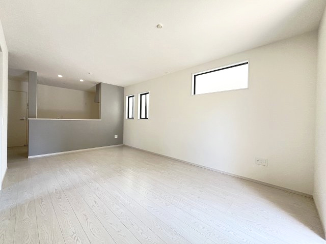 【居間・リビング】 | 福岡市南区和田2丁目1期　1号棟（全2棟）【仲介手数料無料・0円】 | 現地写真。リビングです。