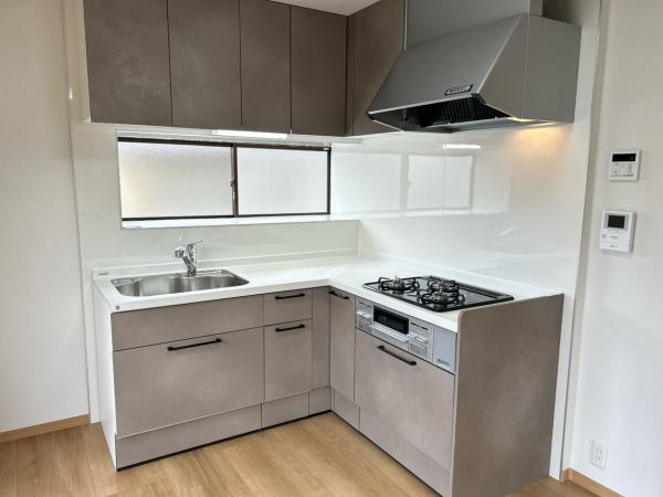 【キッチン】 | 仲介手数料無料！高千帆小学校に通えるリフォーム済み中古住宅　山陽小野田市柿の木坂１丁目 | 使い勝手の良いシステムキッチンで楽しくクッキング♪