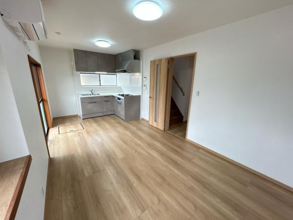 【居間・リビング】 | 仲介手数料無料！高千帆小学校に通えるリフォーム済み中古住宅　山陽小野田市柿の木坂１丁目 | ゆったりとしたリビングは家族の団らんがはずみますね♪