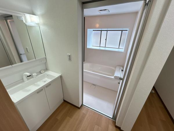 【洗面所】 | 仲介手数料無料！高千帆小学校に通えるリフォーム済み中古住宅　山陽小野田市柿の木坂１丁目 | 使いやすい洗面所です