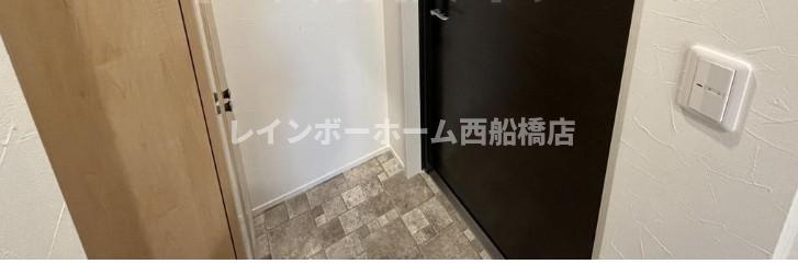 ガレ本八幡の玄関