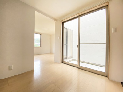 【居間・リビング】 | マナパティオ | ※同物件、別のお部屋の写真です