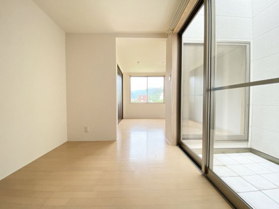 【居間・リビング】 | マナパティオ | ※同物件、別のお部屋の写真です