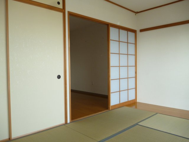 グリーンヒルズ東舞子１ＤＫの居間・リビング|明るい和室です