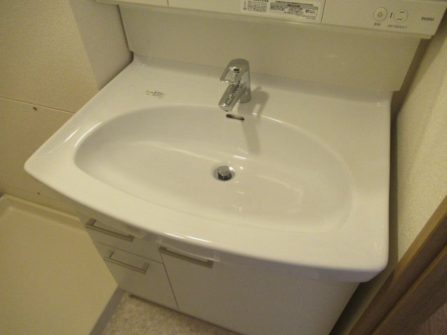 グリーンヒルズ東舞子１ＤＫの洗面所|明るい洗面所です