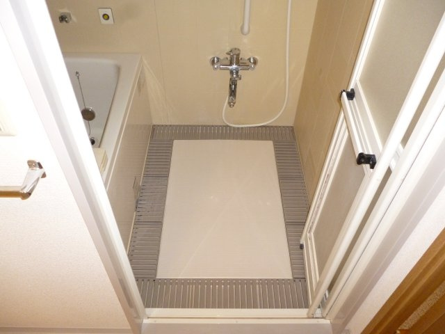 グリーンヒルズ東舞子１ＤＫの浴室|コンパクトで使いやすいお風呂です