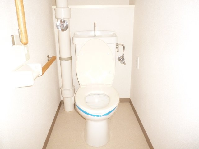 グリーンヒルズ東舞子１ＤＫのトイレ|落ち着いた色調のトイレです