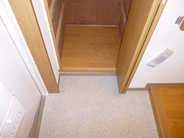 グリーンヒルズ東舞子１ＤＫの玄関|収納があります