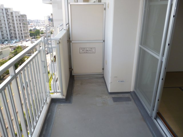 グリーンヒルズ東舞子１ＤＫのバルコニー|暖かな日差しのふりそそぐバルコニー