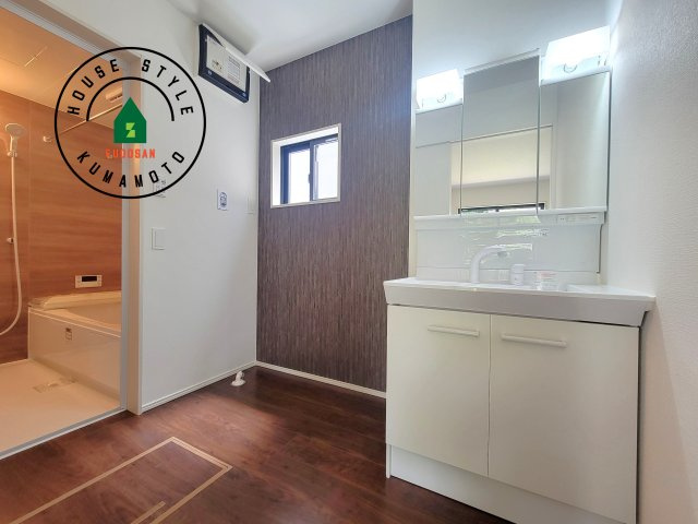 宇城市小川町北新田第1-2棟（1号棟）　の脱衣所|ゆとりの洗面スペースで朝の身支度もスムーズに。暮らしを快適に変えるシャワー付洗面台です！