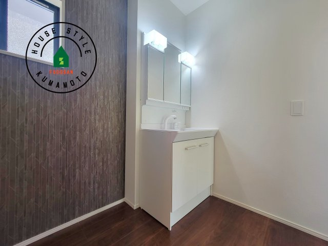 宇城市小川町北新田第1-2棟（1号棟）　の独立洗面台|毎日使うものだから清潔な空間を保ちたい水回り。洗面にはそんな願いを解消させてくれる収納アイデアが満載です。三面鏡の裏側にはキャビネットが現れ小物から背の高い物まで収納できます。