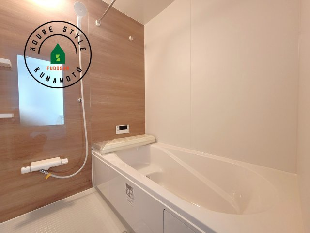 宇城市小川町北新田第1-2棟（1号棟）　の浴室|ウ窓もあるので換気も安心ですね。同社仕様。1日の疲れを癒してくれる広々バスルーム。雨の日のお洗濯にも大活躍な浴室乾燥機付です！