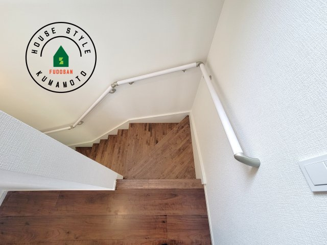 宇城市小川町北新田第1-2棟（1号棟）　の内装|階段からも明るい光が入ります。採光や通風も階段の重要な役割です。