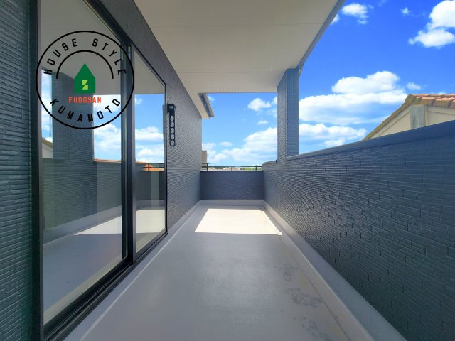 宇城市小川町北新田第1-2棟（1号棟）　のバルコニー|風をしっかりと感じられるバルコニーでは、毎日が洗濯日和です。広々としているので洗濯も楽しくなるでしょうし、気分転換にバルコニーからの眺めを楽しむのもいいでしょう。