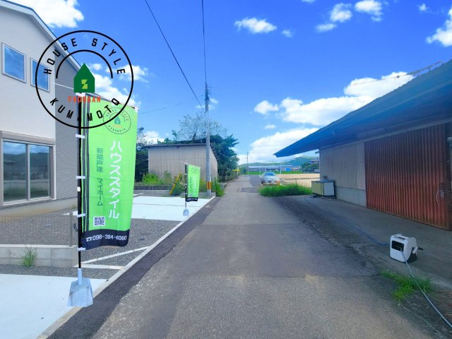 宇城市小川町北新田第1-2棟（1号棟）　の前面道路含む現地写真|前面道路は閑静な住宅地をはしる車通りの少ない道路。お車の出し入れが苦手なママや小さなお子様にも安心ですね。しっかり舗装もされているので、ベビーカーや自転車で通っても快適に通行できます。