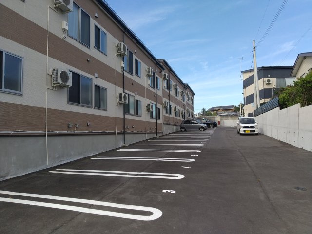 ルミエールEの駐車場