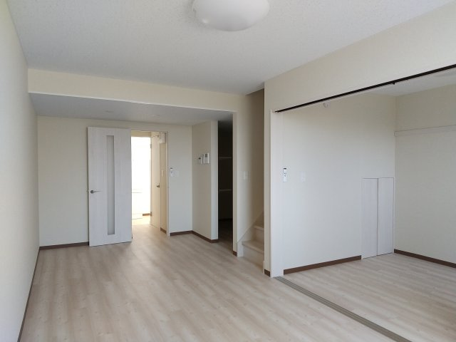 ルミエールEの居間・リビング