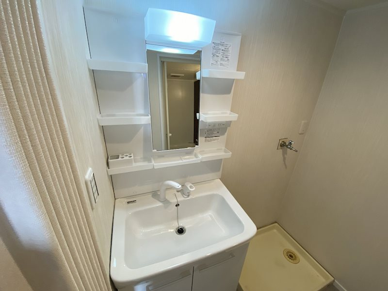 岡崎グランドハイツの独立洗面台|独立洗面化粧台あり。温水洗浄便座付きの清潔感あふれる脱衣所