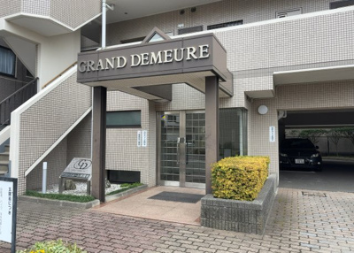 【エントランス】 | グラン・ドムール南橋本 | マンションのエントランスには、もともと風よけや防犯の役割がありますが、マンションによって宅配ボックスなどの設備が備わっている所もあります。日々の生活をイメージしながら生活しやすさをチェックしましょう。