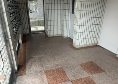 【ロビー】 | グラン・ドムール南橋本 | ラウンジは、マンションの共用スペースに椅子やテーブルなどを配置した利用者が寛げる空間です。屋内型ラウンジと屋外型ラウンジがあります。共用部分の管理状況と合わせて、詳細については現地でご確認ください。