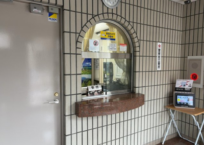 【受付】 | グラン・ドムール南橋本 | 受付はマンションコンシェルジュがいる場合もあれば、管理人が滞在する小部屋を総称して呼ぶことがあります。主にエントランスに設置されていることから、防犯面でも期待ができます。防犯設備がない場合はより安心！