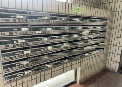 【設備】 | グラン・ドムール南橋本 | エントランス付近に設置されている集合ポストは、住んでいる部屋と離れているため、ポストをあさるなど誰かに何かされていても被害に気づきにくいです。入居する時には他人に特定されにくい番号で鍵をかけましょう！