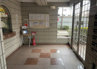 【ロビー】 | グラン・ドムール南橋本 | ロビーというと、エントランスと何がちがうの？と思いますよね。実はロビーとエントランスには明確な決まりはありません。物件によっては、エントランスを入って広がるある程度の広さのある空間がロビーとなります。