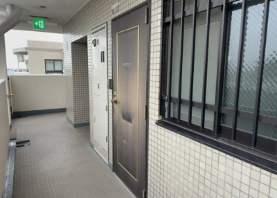 【玄関】 | グラン・ドムール南橋本 | 玄関は家の顔でもあり、家族以外の目にも止まる場所です。玄関は外との間を仕切る扉、靴などをしまっておく収納スペース、靴脱ぎのたたきスペース、来客とのやり取りをするドアホンなど複数のアイテムからなります。