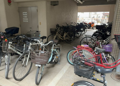 【駐車場】 | グラン・ドムール南橋本 | 車一台あたりに必要なスペースは、標準サイズの普通自動車で横幅2m50cm、長さ5mは必要になります。ただし、乗降のことも考慮して横幅3m30cm、長さ5m50cmほどは確保できるところを選びましょう。