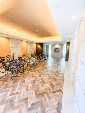 ボスコ ボブ ビルディングのロビー|屋根付き駐輪場です♪