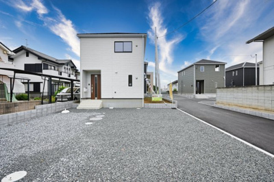 【駐車場】 | アーネストワン　大泉町古海 第10　1号棟 | 並列駐車可能なカースペースです！お客様も遊びに来やすいですね♪