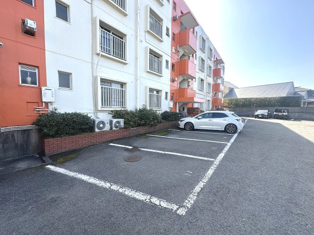 スカイハイツの駐車場|車をお持ちの方に嬉しい駐車場付きの物件です