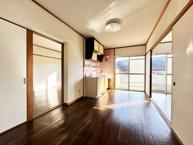 スカイハイツの居間・リビング|こちらのリビングで趣味の時間をお楽しみください