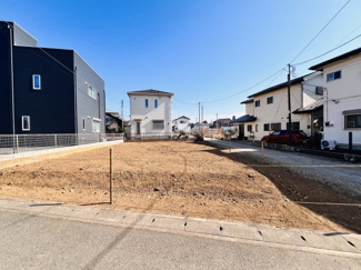 【前面道路含む現地写真】 | 約53坪の角地
平坦で外構費用も抑えられます♪