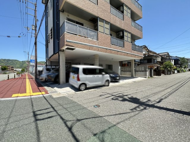 クローバー南川添の駐車場