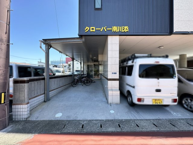 クローバー南川添のエントランス