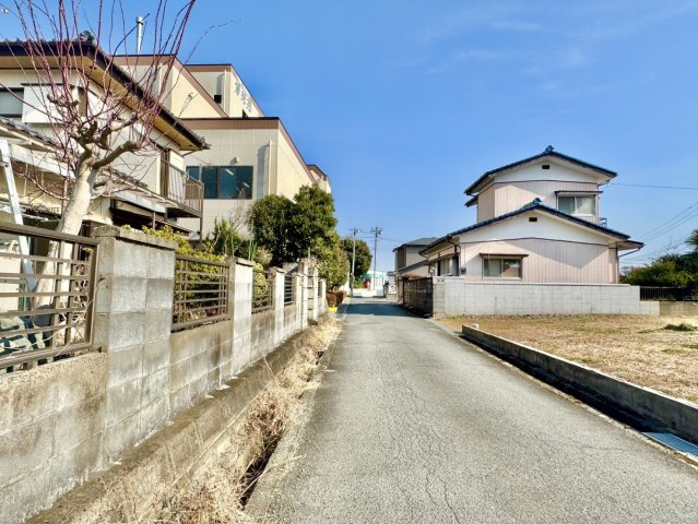高萩市大字秋山中古戸建の前面道路含む現地写真