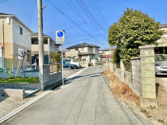 高萩市大字秋山中古戸建の前面道路含む現地写真