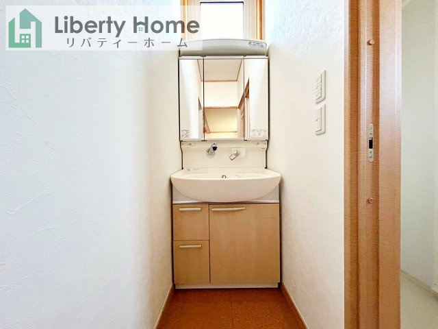 石岡市南台3丁目　中古戸建の独立洗面台