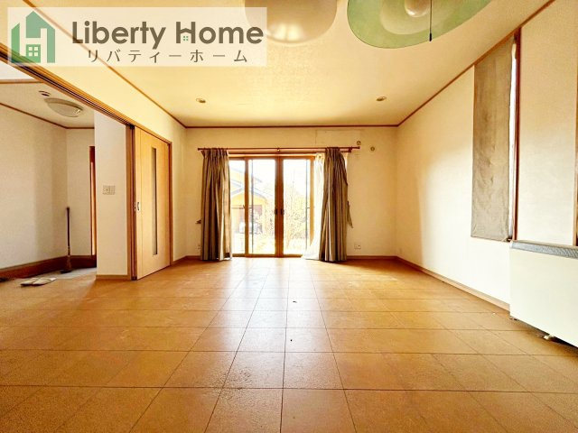 石岡市南台3丁目　中古戸建の居間・リビング