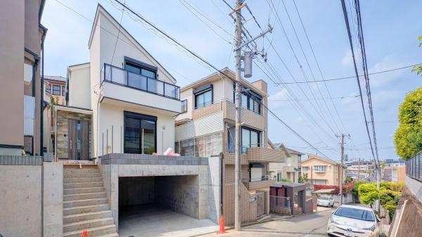 横浜市港北区錦が丘の新築一戸建の外観|周辺は落ち着いた街並み。
是非一度、現地へお越しください。
