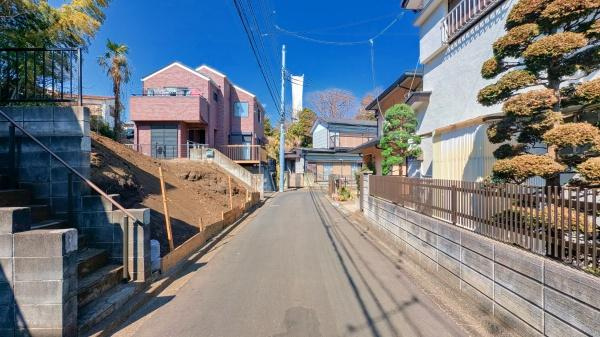 横浜市戸塚区汲沢町の売地の前面道路含む現地写真|車通りが少ない為、小さなお子様にも安心です。
是非一度、現地へ起こしください。

