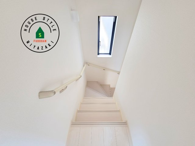 宮崎市熊野2期-4棟（C号棟）の内装|＜手すり付階段＞手すりがないと階段の昇り降りで危険なことはもちろん、壁に手をつきながら歩くことで壁紙が汚れやすくなります。すべての方に快適に昇り降りしていただくため、手すりを設置しました。