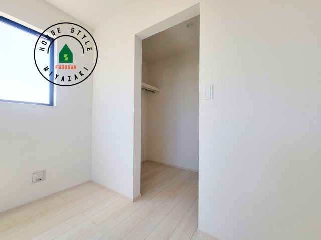 宮崎市熊野2期-4棟（C号棟）の収納|洋服や大きな荷物が多い方や人数の多いご家族などは、一般的なクローゼットよりもウォークインクローゼットのほうが使い勝手が良いです。