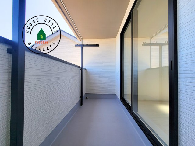 宮崎市熊野2期-4棟（C号棟）のバルコニー|風をしっかりと感じられるバルコニーでは、毎日が洗濯日和です。広々としているので洗濯も楽しくなるでしょうし、気分転換にバルコニーからの眺めを楽しむのもいいでしょう。