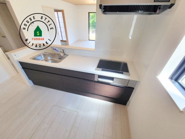 宮崎市熊野2期-4棟（C号棟）のキッチン|ご家族を近くに感じられる対面キッチンのLDK。会話もはずみそうですね。