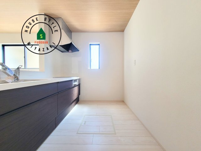 宮崎市熊野2期-4棟（C号棟）のキッチン|ダイニングテーブルへの配膳がラクラク、お料理はかどるカウンター付きシステムキッチン！